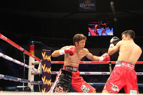 角谷 淳志選手が相手選手にパンチをしようとし、相手選手が構えている写真